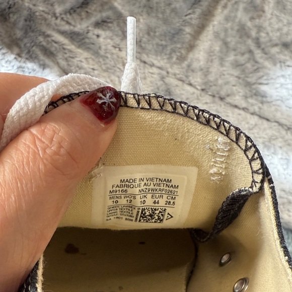 Size 10 Men/12 Women Converse Classic Black and White Sneakers - Picture 4 of 4